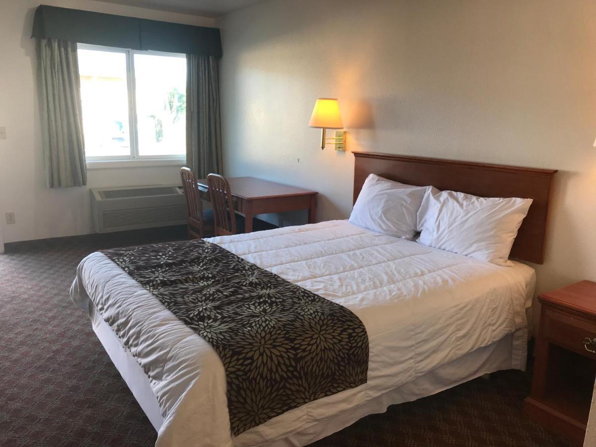 Woodburn Inn Екстериор снимка