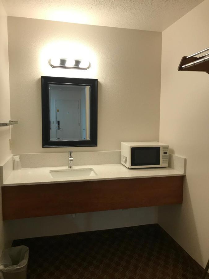 Woodburn Inn Екстериор снимка