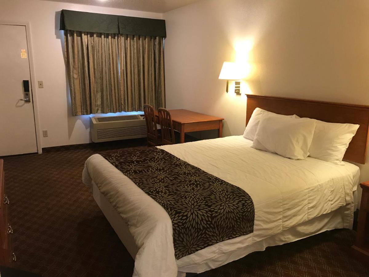 Woodburn Inn Екстериор снимка