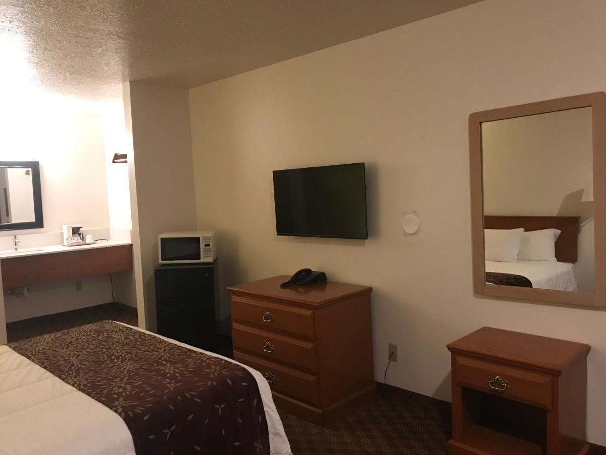 Woodburn Inn Екстериор снимка