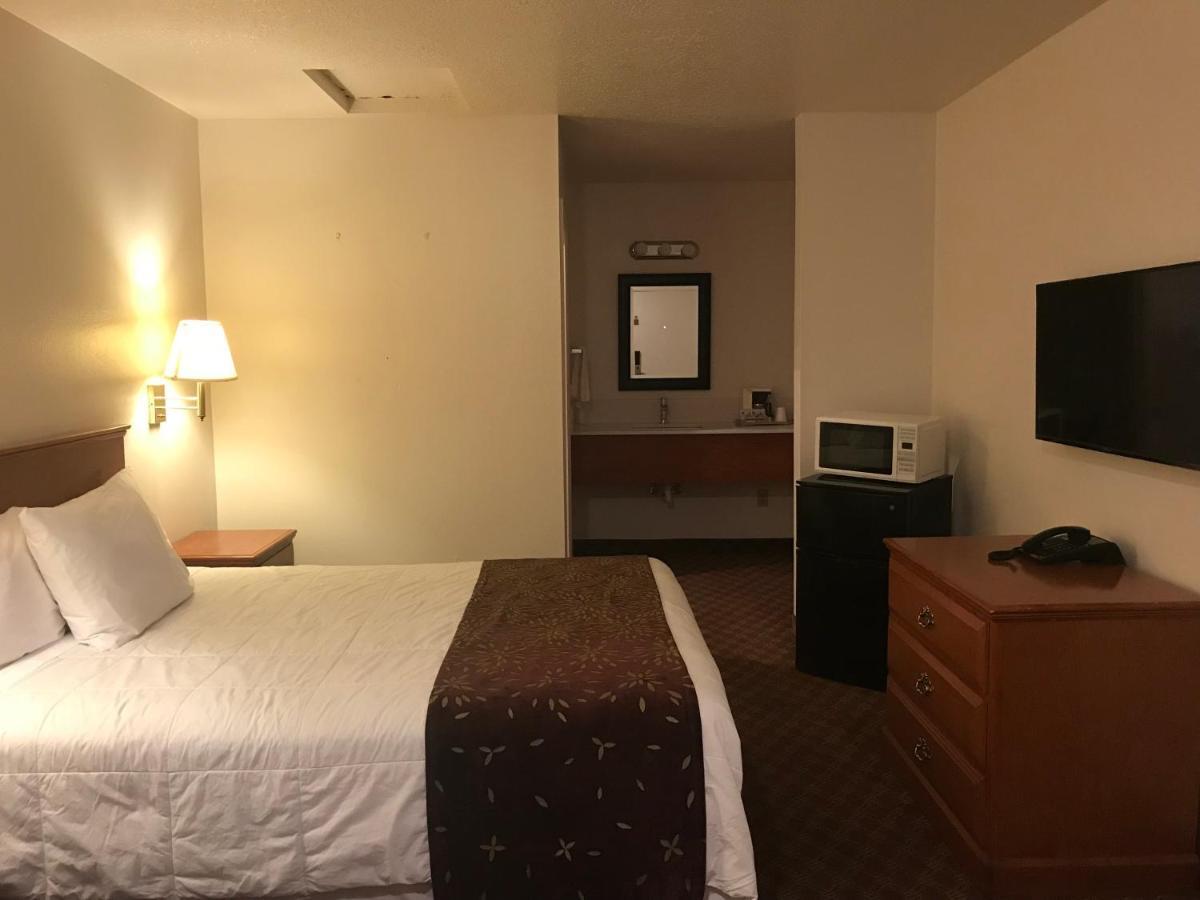 Woodburn Inn Екстериор снимка