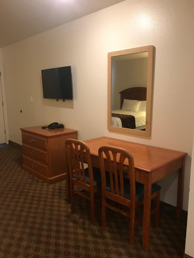Woodburn Inn Екстериор снимка