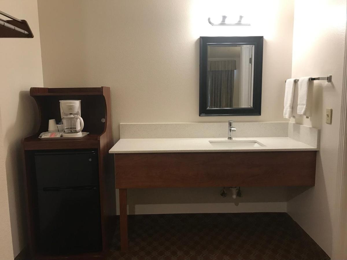 Woodburn Inn Екстериор снимка