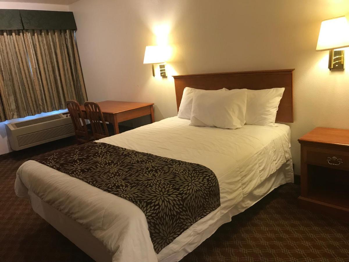 Woodburn Inn Екстериор снимка