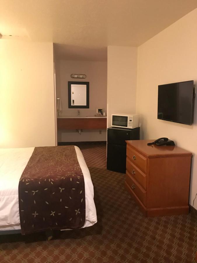 Woodburn Inn Екстериор снимка