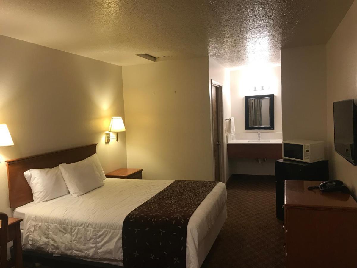 Woodburn Inn Екстериор снимка