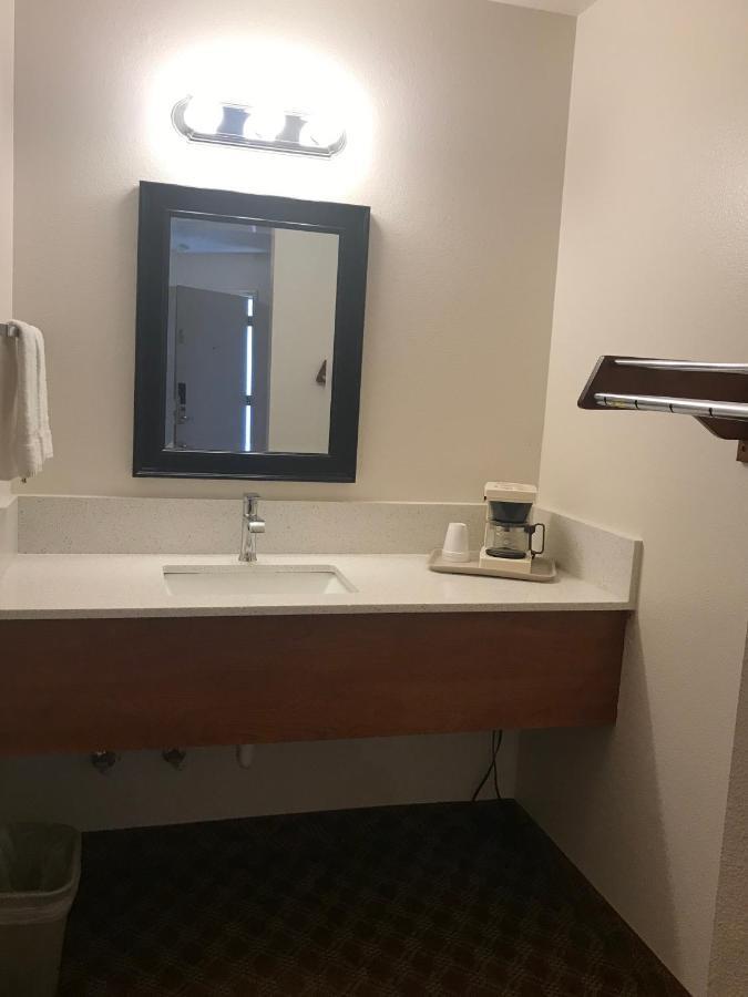 Woodburn Inn Екстериор снимка