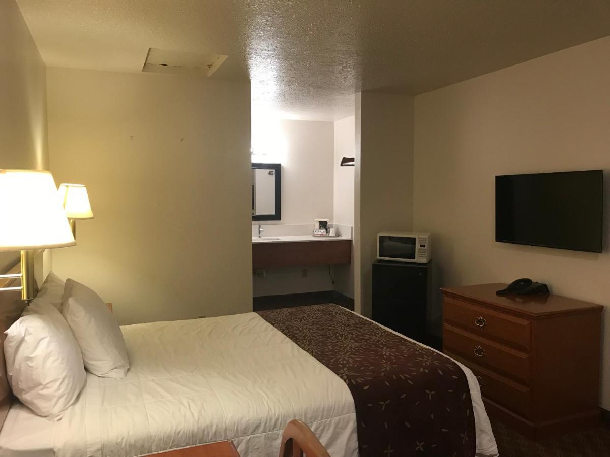 Woodburn Inn Екстериор снимка