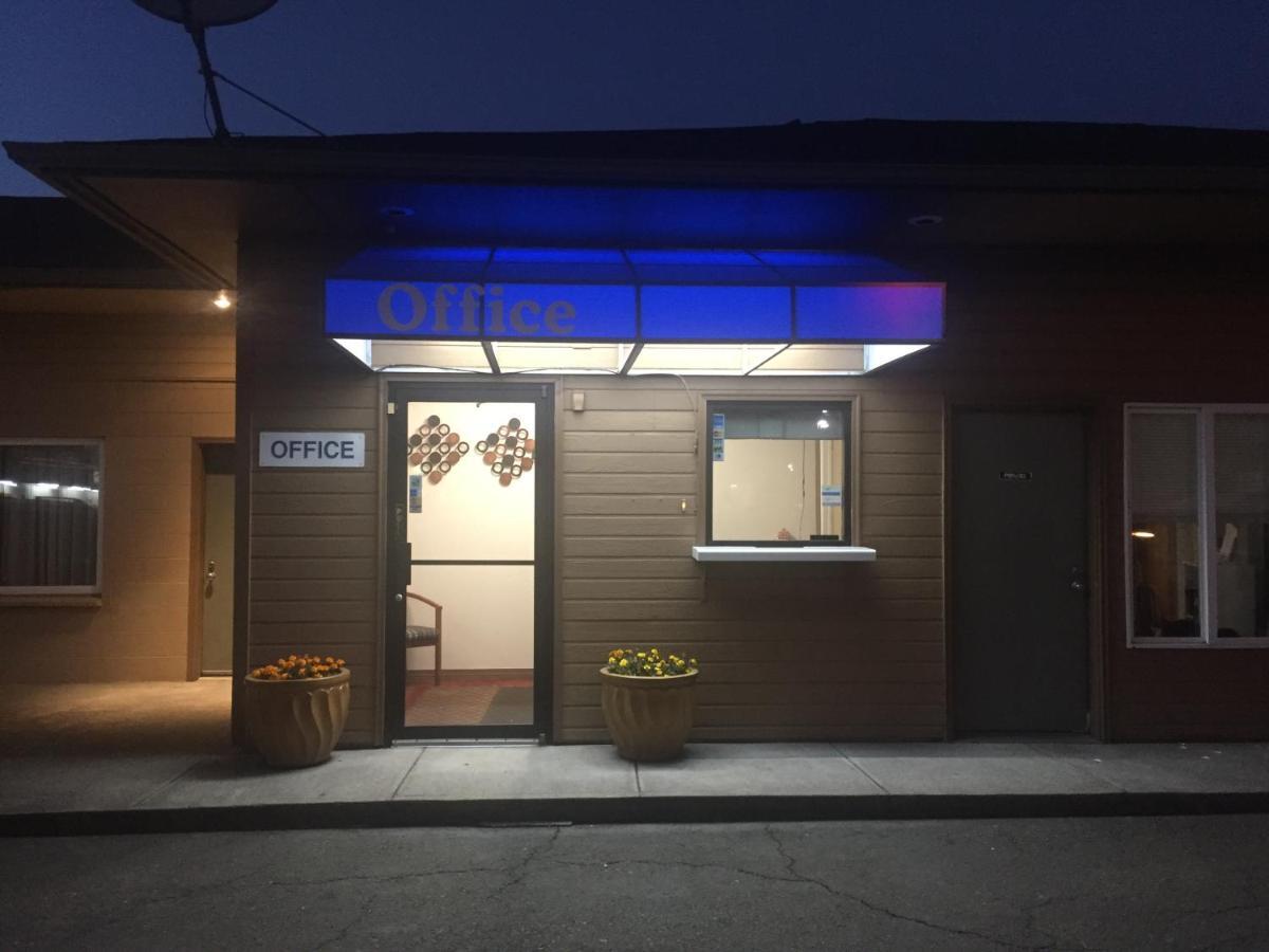 Woodburn Inn Екстериор снимка