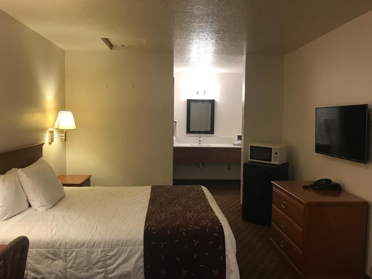 Woodburn Inn Екстериор снимка